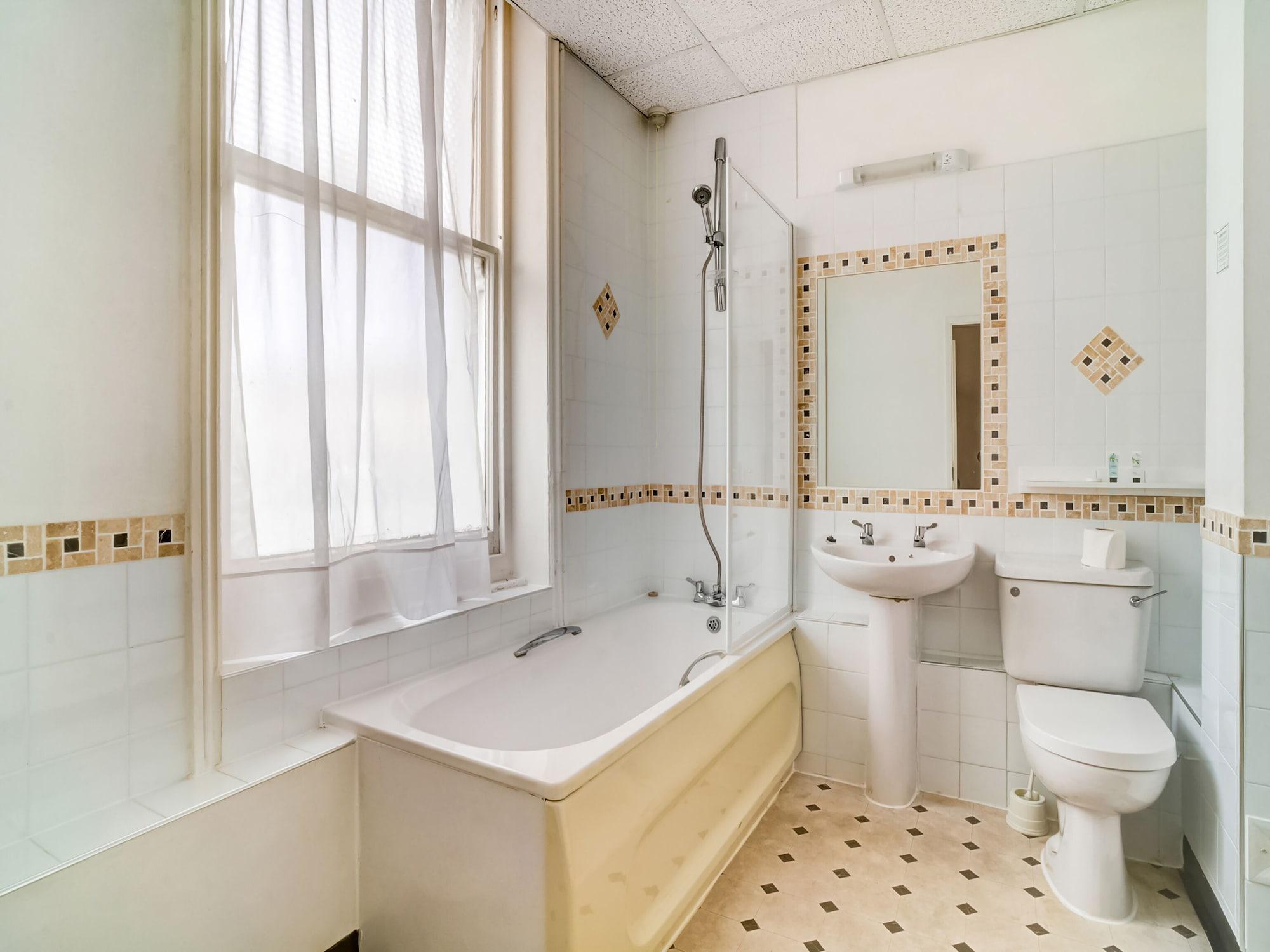 Oyo The Palm Court Hotel Истборн Екстериор снимка