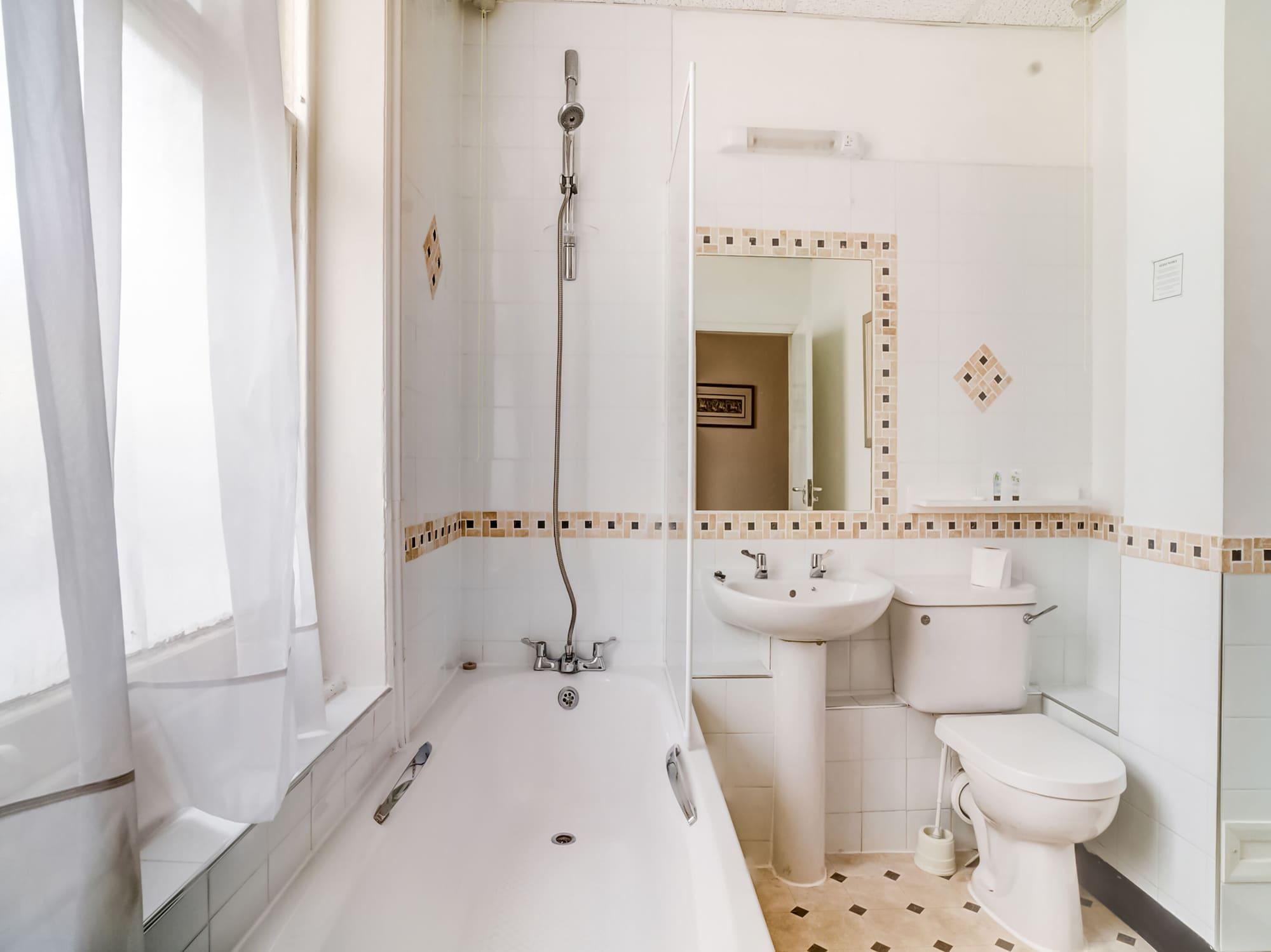 Oyo The Palm Court Hotel Истборн Екстериор снимка